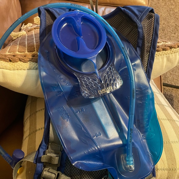 Camelbak classic hydration Backpack Blue 2 liter Bladder Pocket Camelback Water - Picture 4 of 6